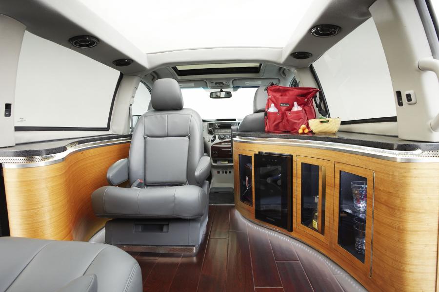  Toyota Sienna Swagger Wagon Supreme for SEMA 2010 года  (фото 6 из 8)